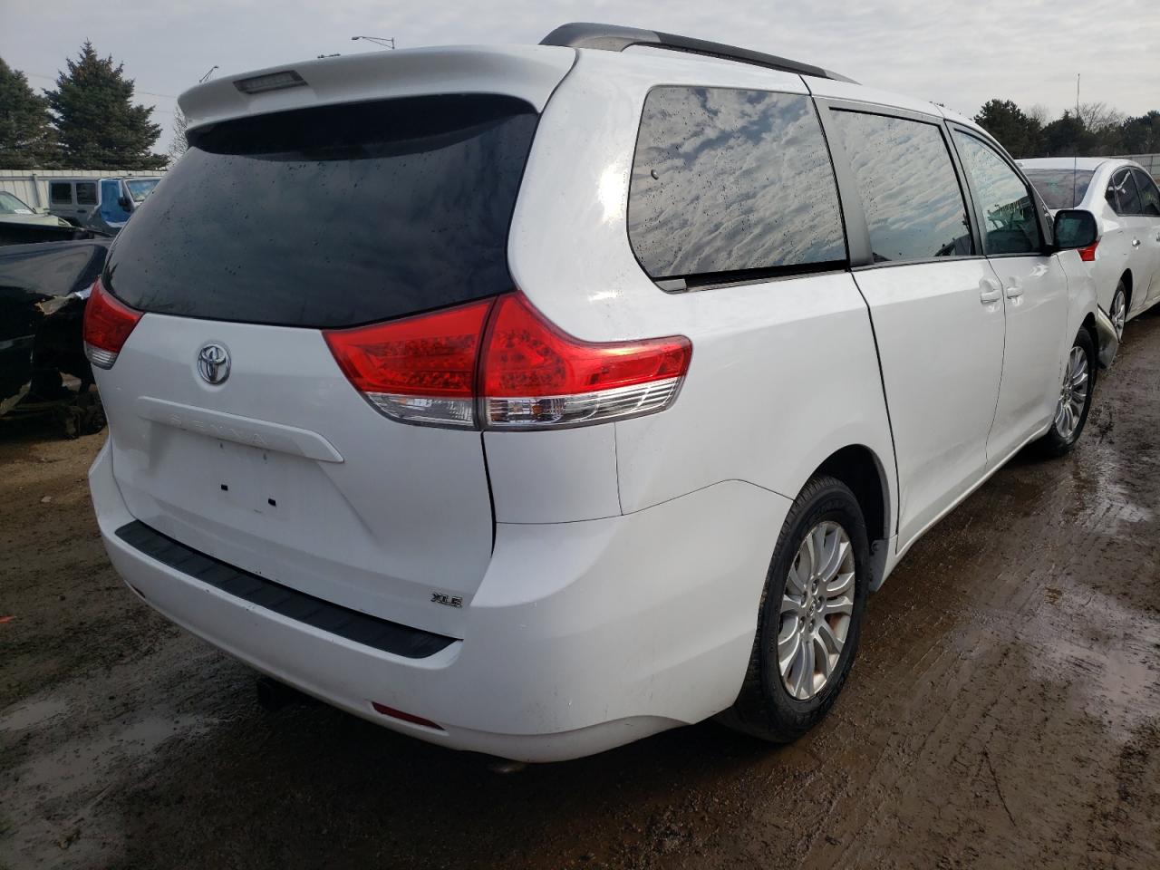 Photo 4 from auction – 2011 TOYOTA SIENNA XLE with VIN 5TDYK3DCXBS026687