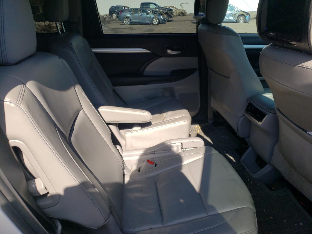 Photo 6 from auction – 2015 TOYOTA HIGHLANDER with VIN 5TDJKRFH1FS213612