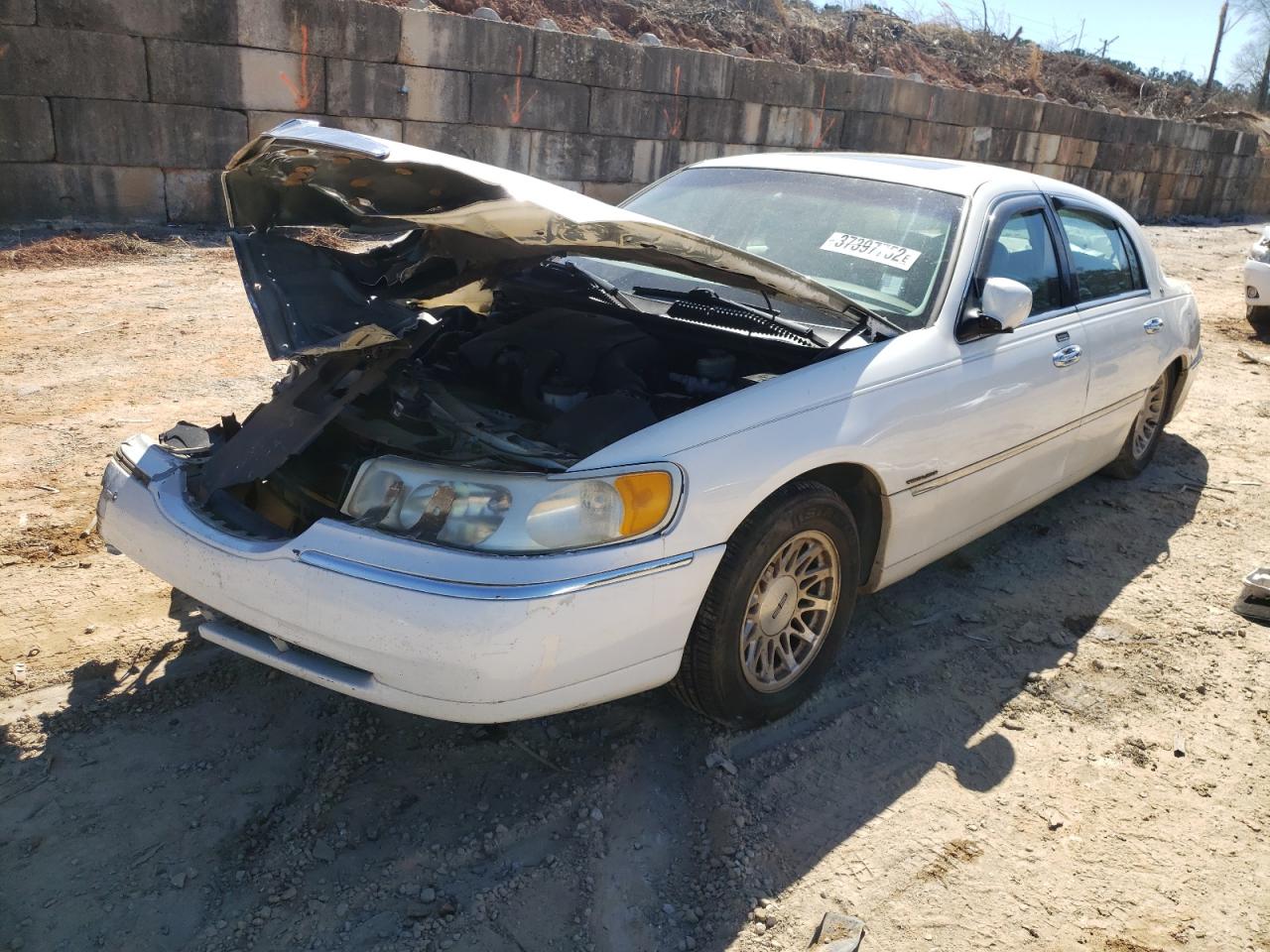 Photo 2 from auction – 2000 LINCOLN TOWN CAR C with VIN 1LNHM83W8YY906847