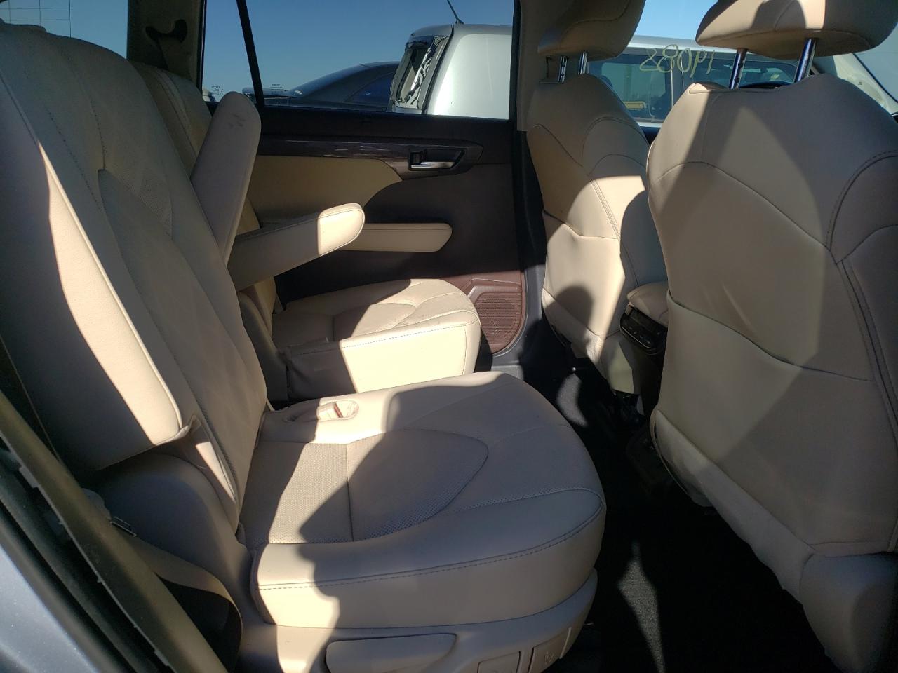 Photo 6 from auction – 2021 TOYOTA HIGHLANDER with VIN 5TDEBRCH6MS028507