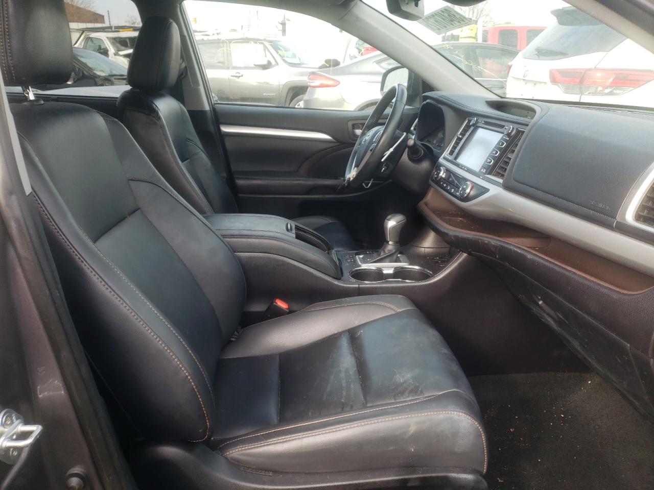 Photo 5 from auction – 2019 TOYOTA HIGHLANDER with VIN 5TDJZRFH7KS582559