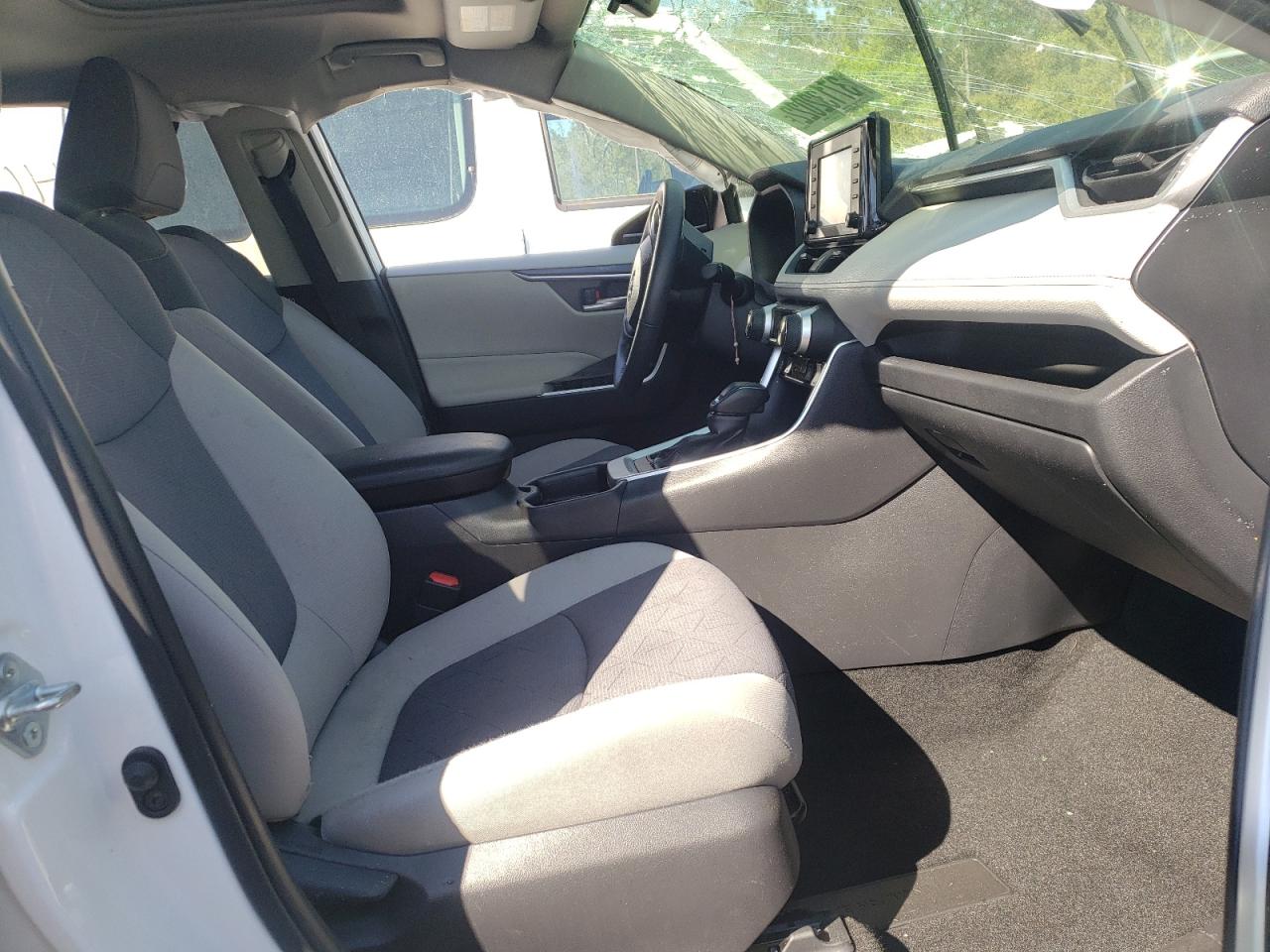 Photo 5 from auction – 2020 TOYOTA RAV4 XLE with VIN JTMP1RFV8LD060320