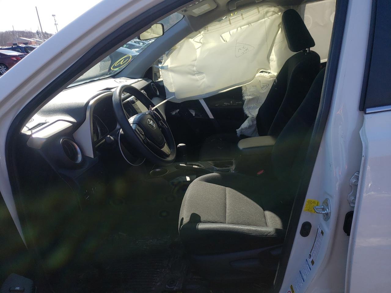 Photo 5 from auction – 2015 TOYOTA RAV4 LE with VIN JTMBFREV9FJ019620