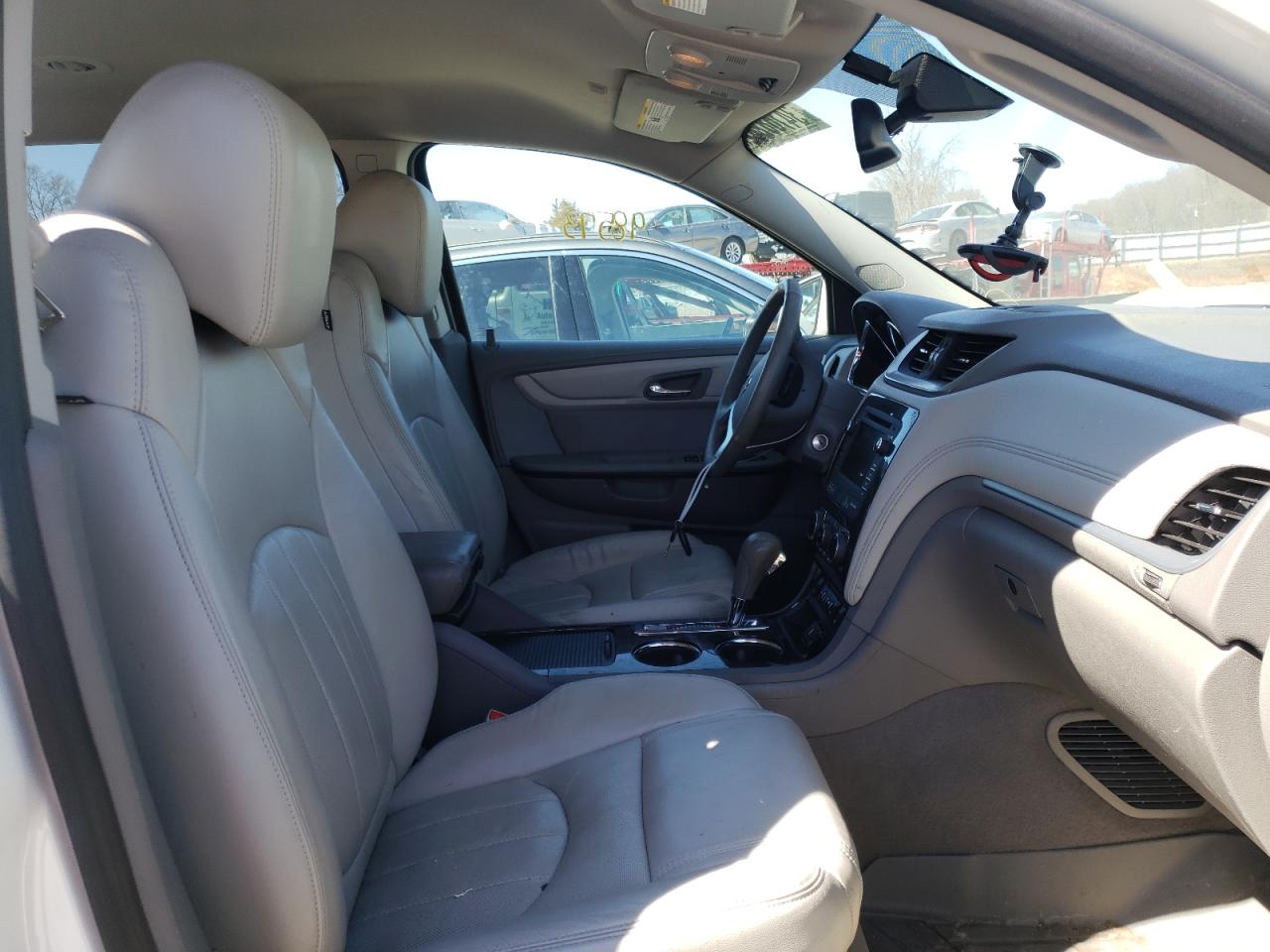 Photo 5 from auction – 2015 CHEVROLET TRAVERSE L with VIN 1GNKRJKD0FJ304055