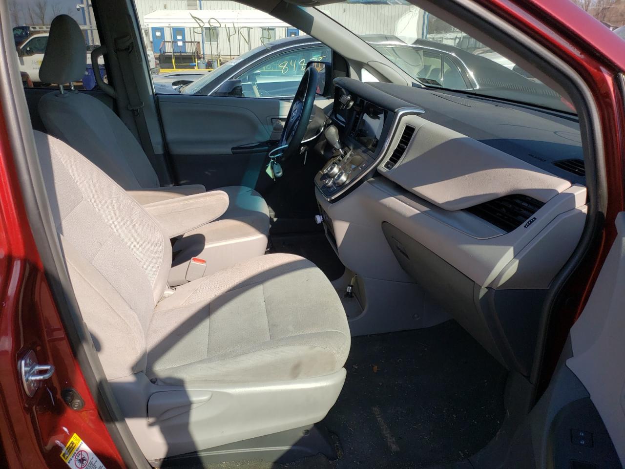 Photo 5 from auction – 2017 TOYOTA SIENNA with VIN 5TDZZ3DC6HS866944
