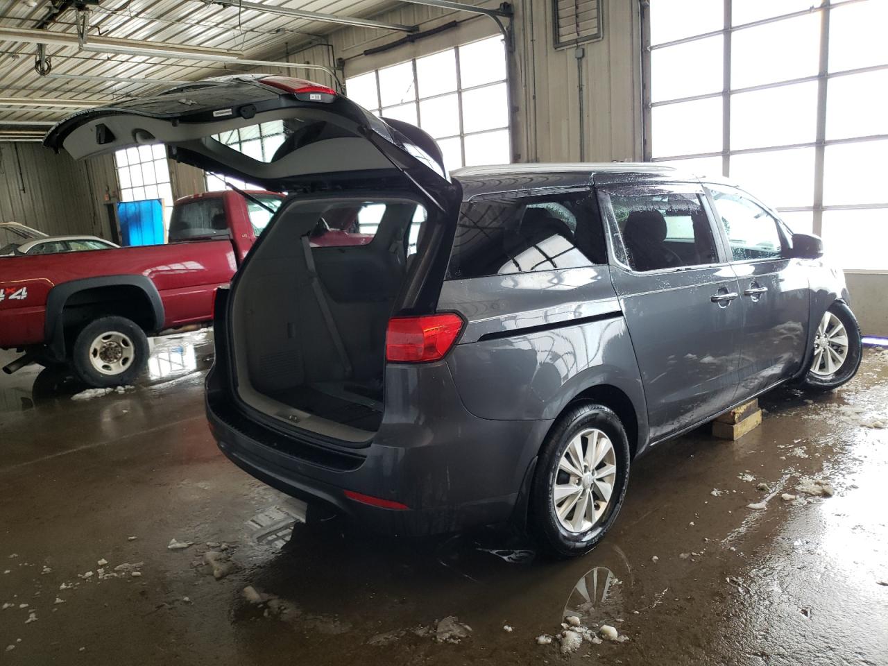 Photo 4 from auction – 2015 KIA SEDONA LX with VIN KNDMB5C15F6019372