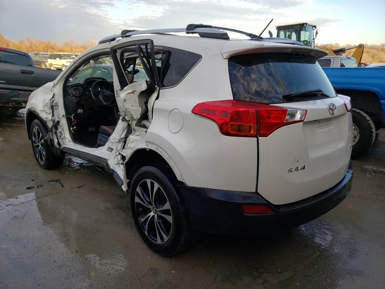 Photo 3 from auction – 2015 TOYOTA RAV4 LIMIT with VIN JTMYFREV3FJ026282
