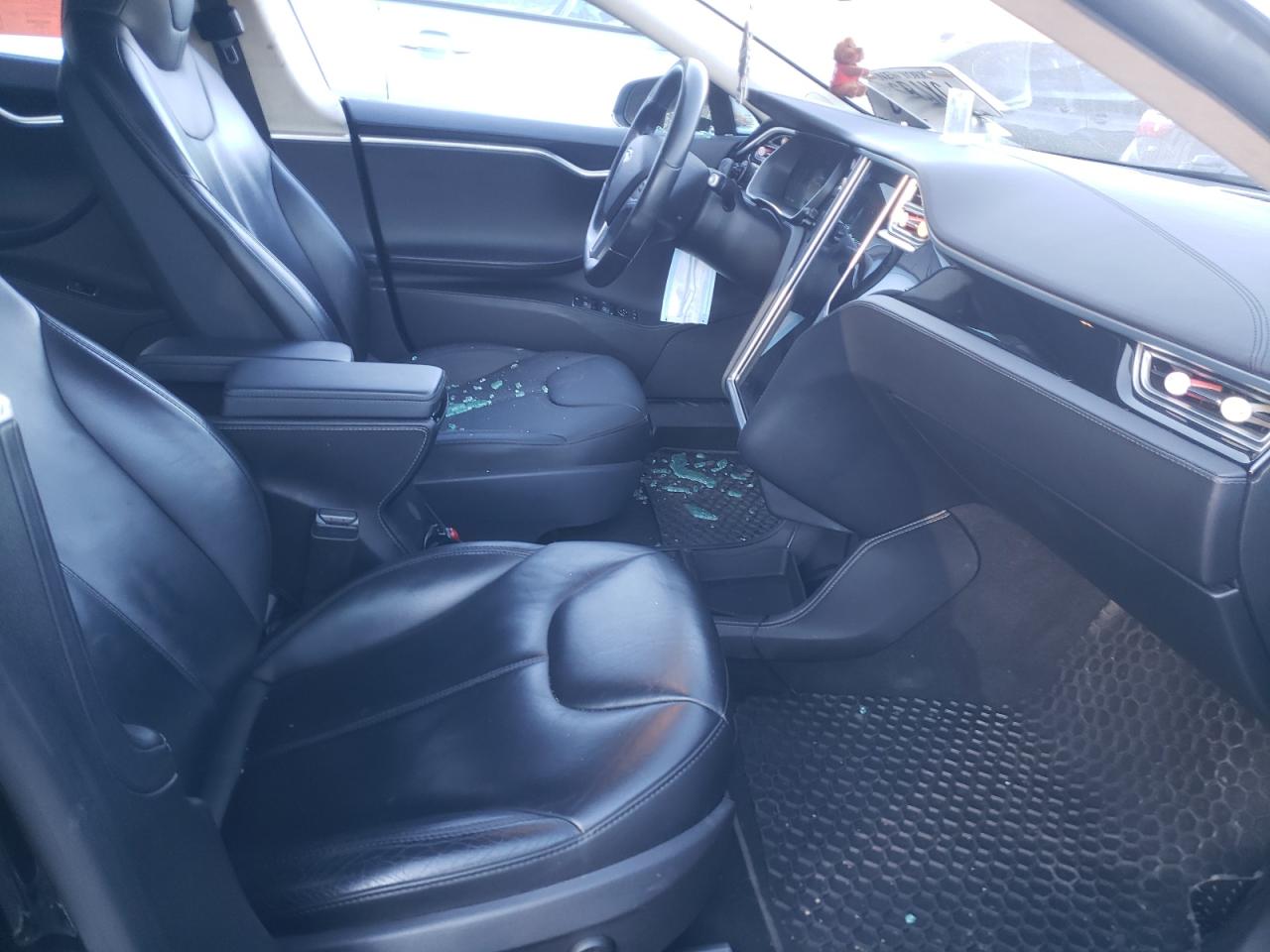 Photo 5 from auction – 2015 TESLA MODEL S with VIN 5YJSA1E22FF119667