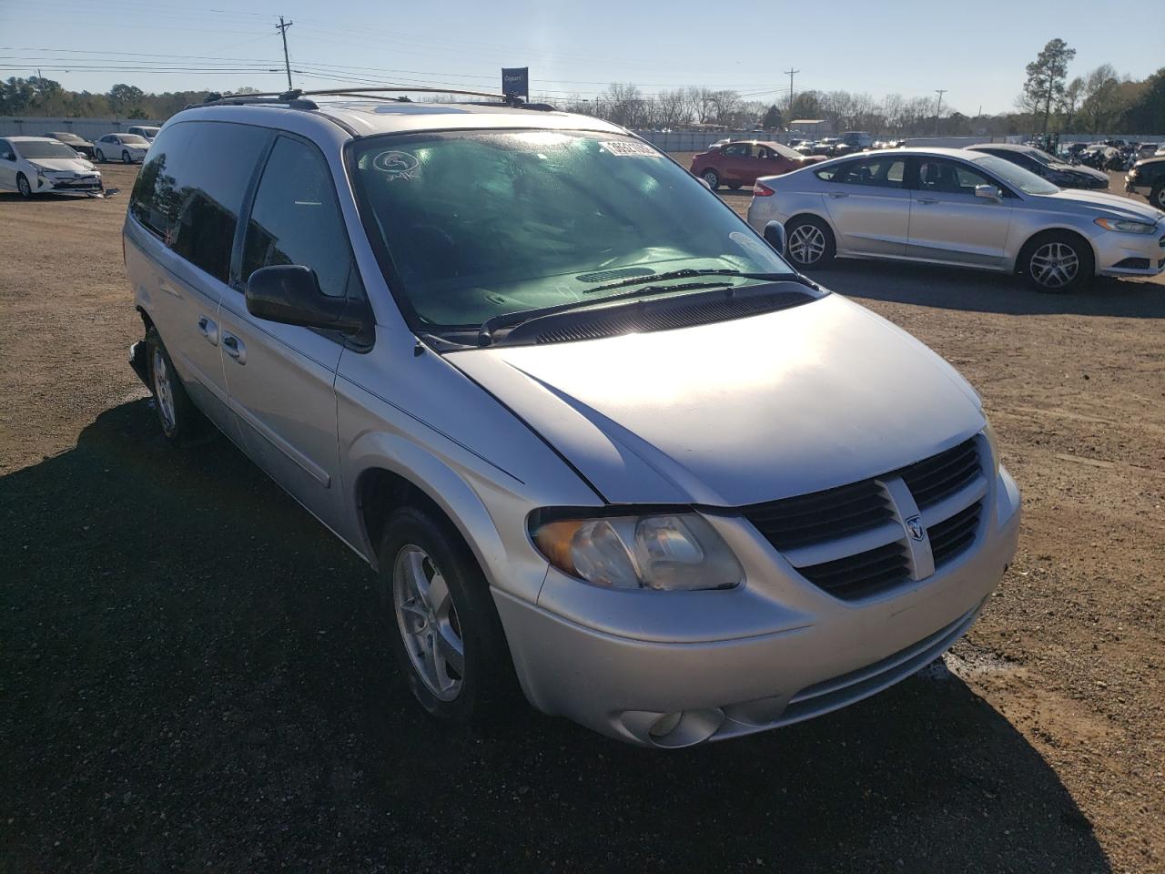 DODGE GRAND CARA 2005 with VIN 2D4GP44L55R290936 - Photo from auction