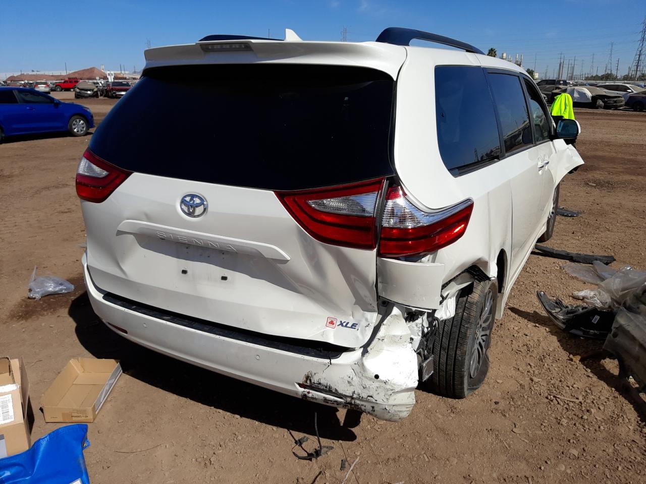 Photo 4 from auction – 2018 TOYOTA SIENNA XLE with VIN 5TDYZ3DC6JS944768