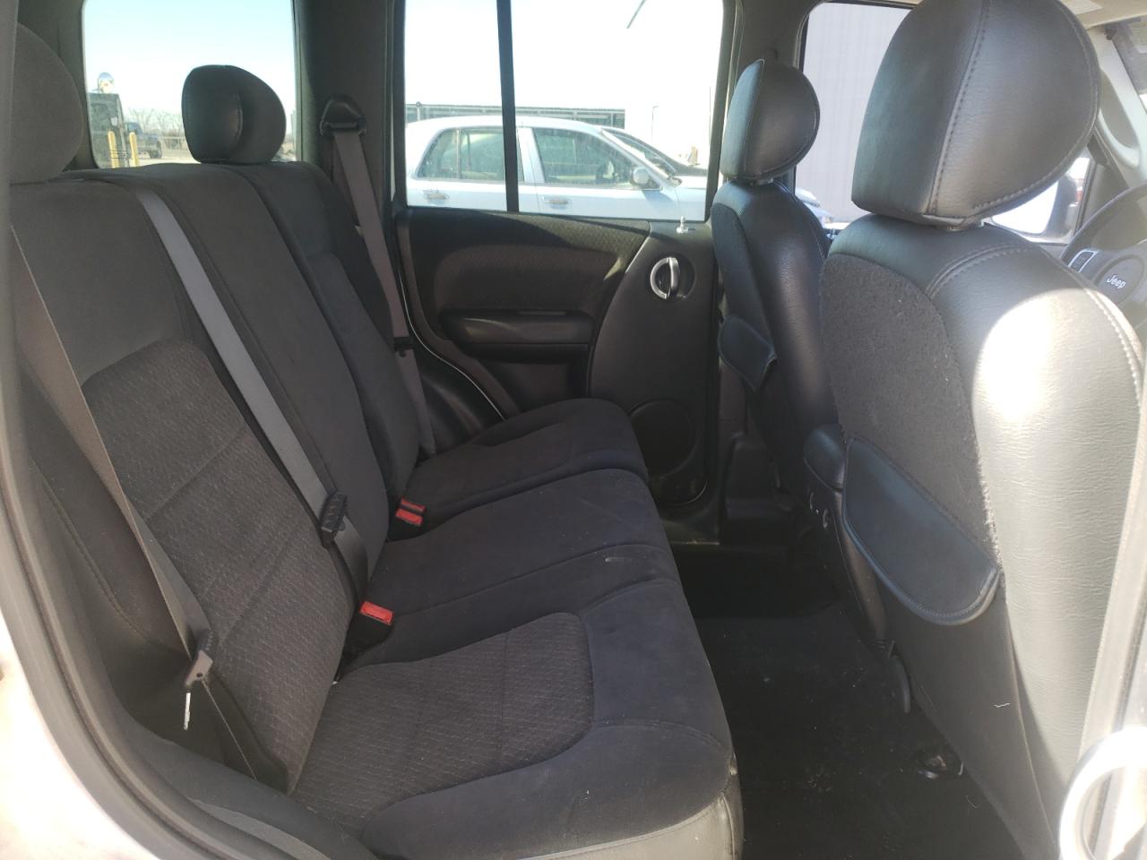 Photo 6 from auction – 2002 JEEP LIBERTY LI with VIN 1J4GL58K82W106439