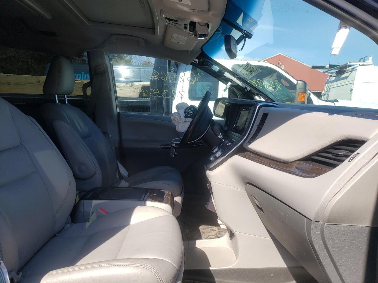 Photo 5 from auction – 2015 TOYOTA SIENNA XLE with VIN 5TDDK3DCXFS126115