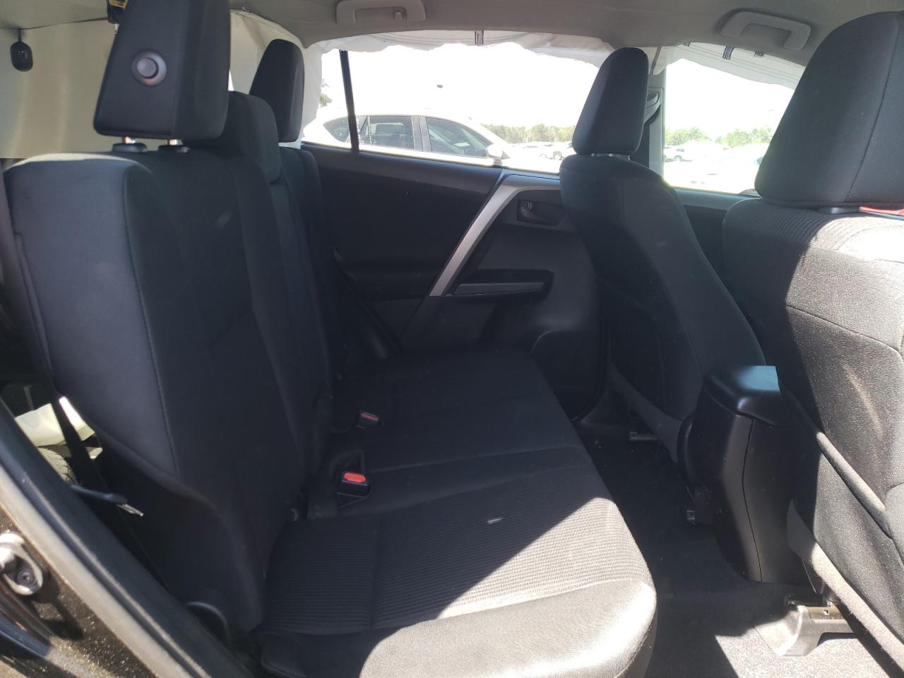 Photo 6 from auction – 2018 TOYOTA RAV4 LE with VIN 2T3ZFREV1JW499290