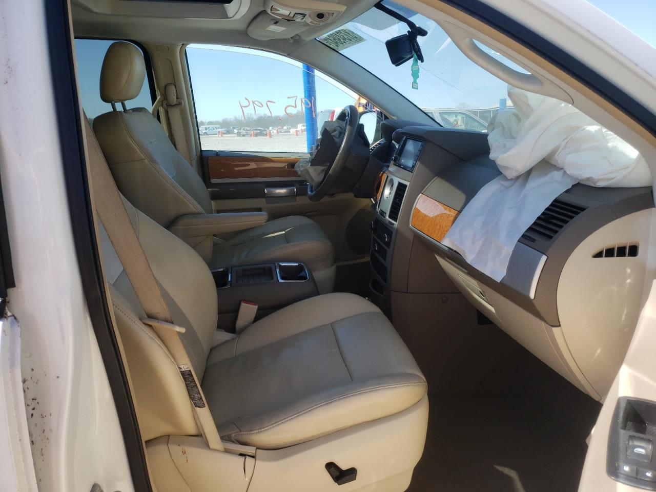 Photo 5 from auction – 2008 CHRYSLER TOWN & COU with VIN 2A8HR64X18R646936