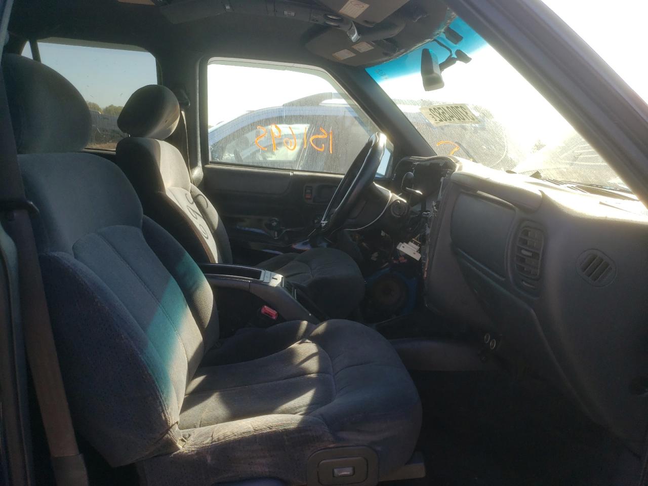Photo 5 from auction – 2001 CHEVROLET BLAZER with VIN 1GNCS13W212128105
