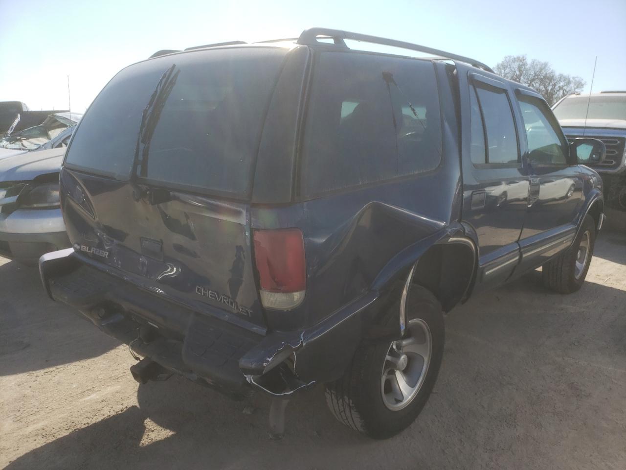 Photo 4 from auction – 2001 CHEVROLET BLAZER with VIN 1GNCS13W212128105