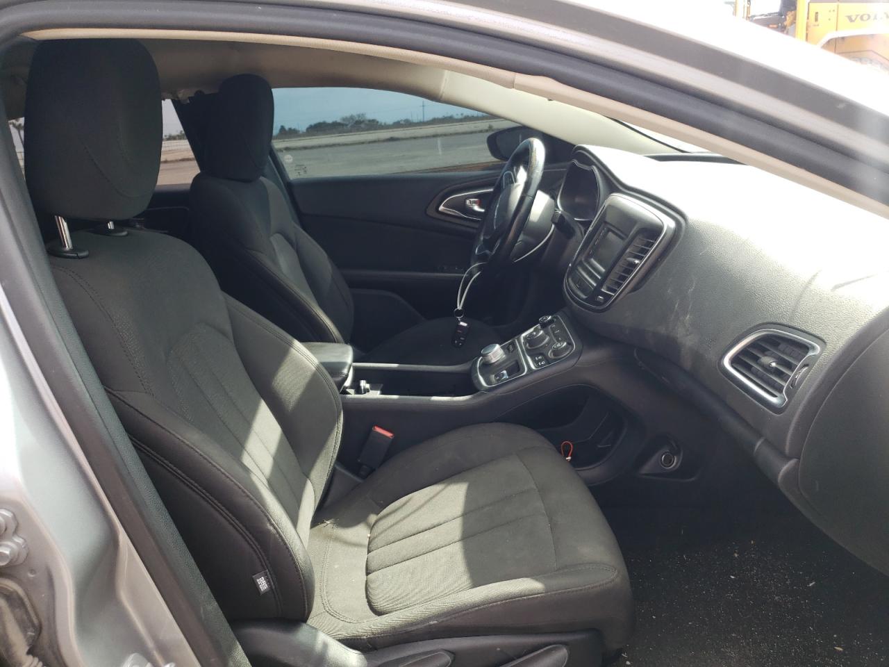 Photo 5 from auction – 2016 CHRYSLER 200 LIMITE with VIN 1C3CCCAB8GN152616