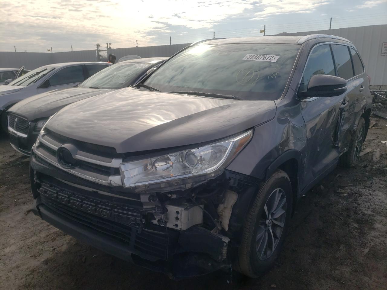 Photo 2 from auction – 2019 TOYOTA HIGHLANDER with VIN 5TDJZRFH7KS582559