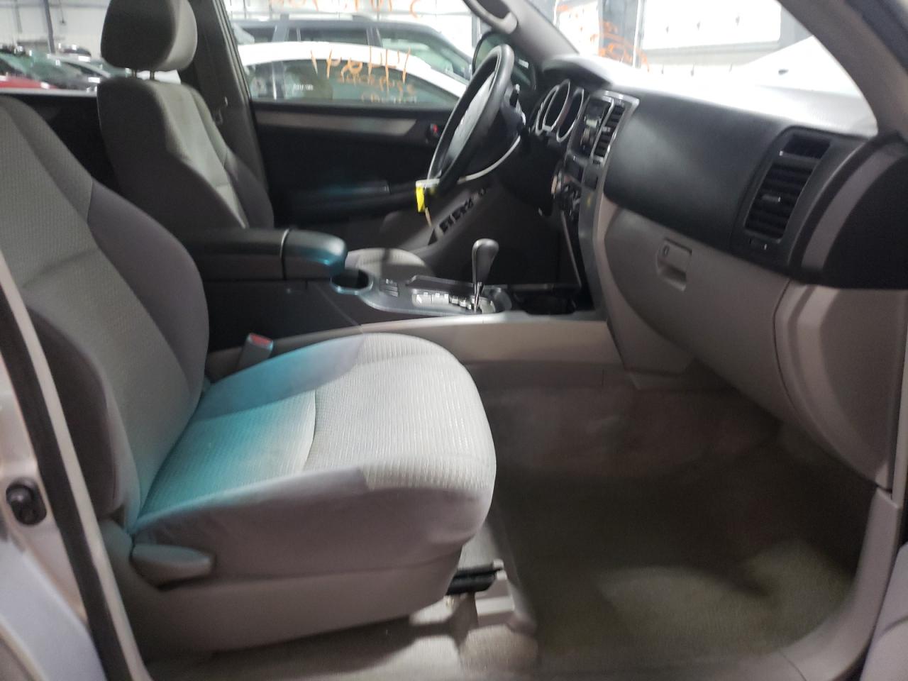 Photo 5 from auction – 2004 TOYOTA 4RUNNER SR with VIN JTEBU14R348019169