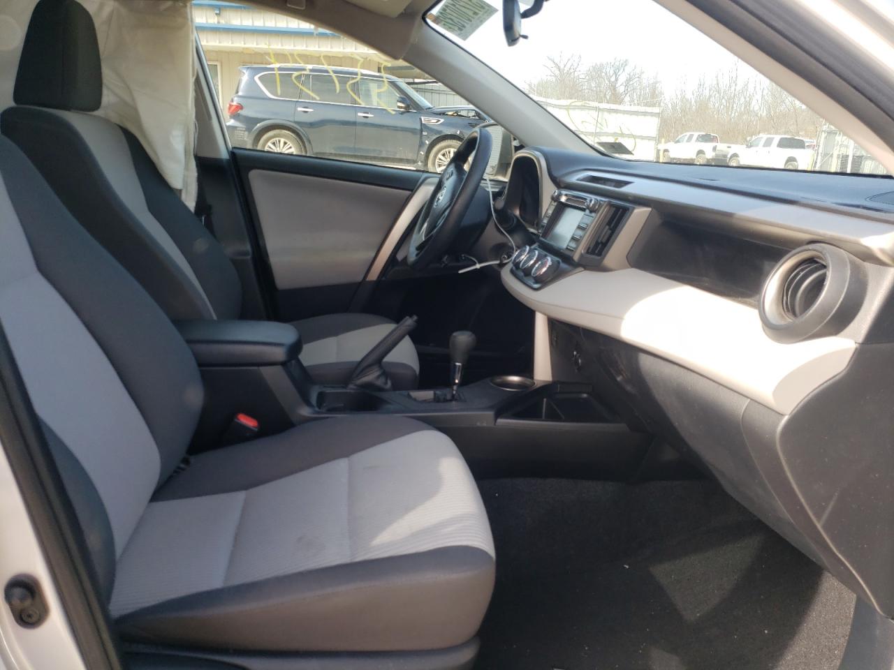 Photo 5 from auction – 2015 TOYOTA RAV4 LE with VIN JTMBFREV7FD148423