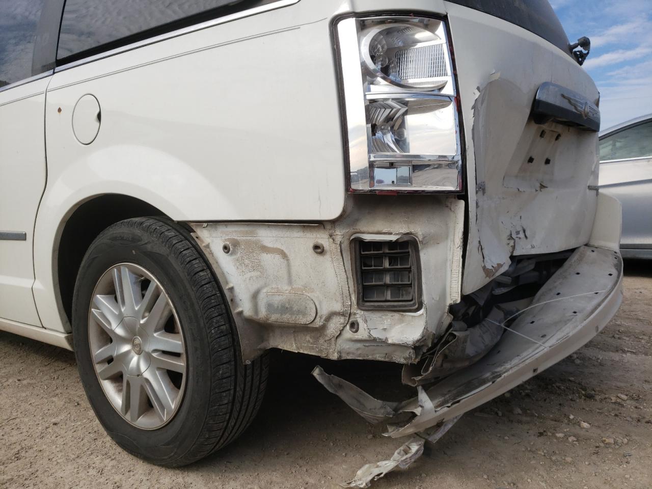 Photo 9 from auction – 2010 CHRYSLER TOWN & COU with VIN 2A4RR7DX5AR374733