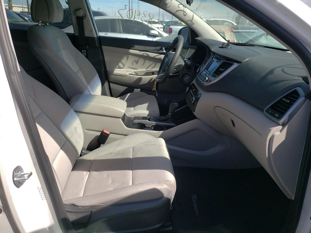 Photo 5 from auction – 2017 HYUNDAI TUCSON SE with VIN KM8J23A4XHU440910