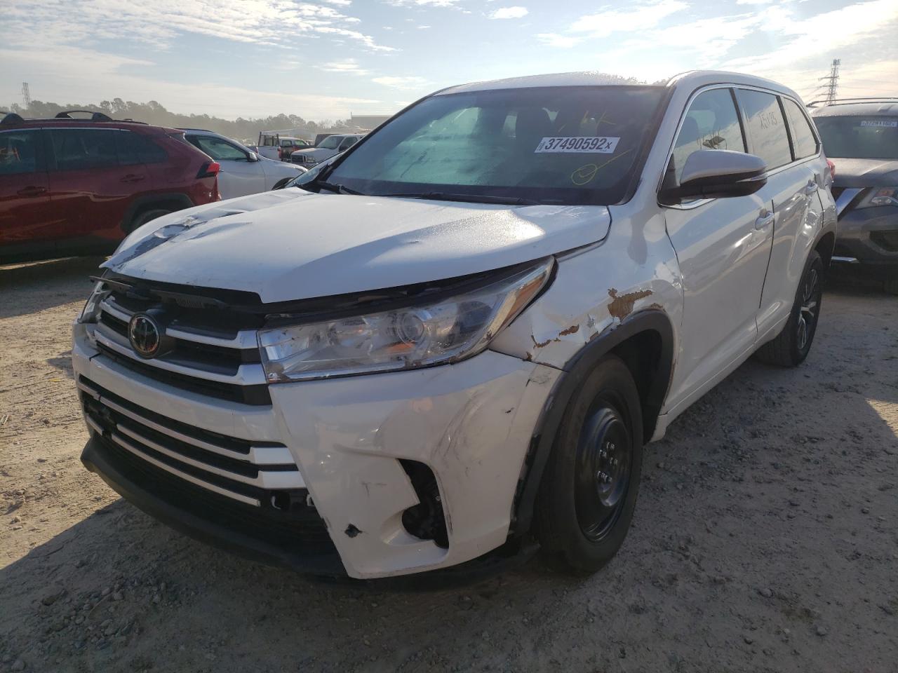 Photo 2 from auction – 2018 TOYOTA HIGHLANDER with VIN 5TDZARFH0JS035593