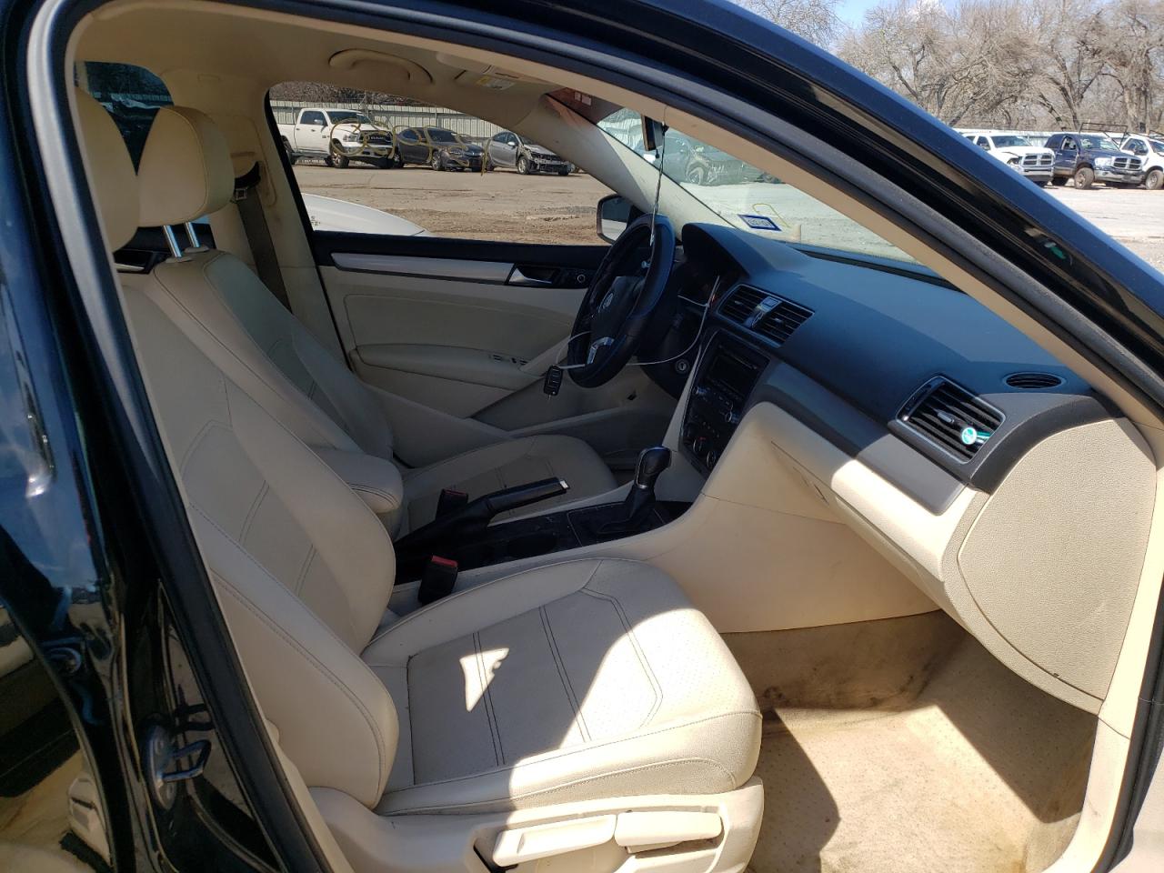 Photo 5 from auction – 2014 VOLKSWAGEN PASSAT with VIN 1VWAS7A33EC116022