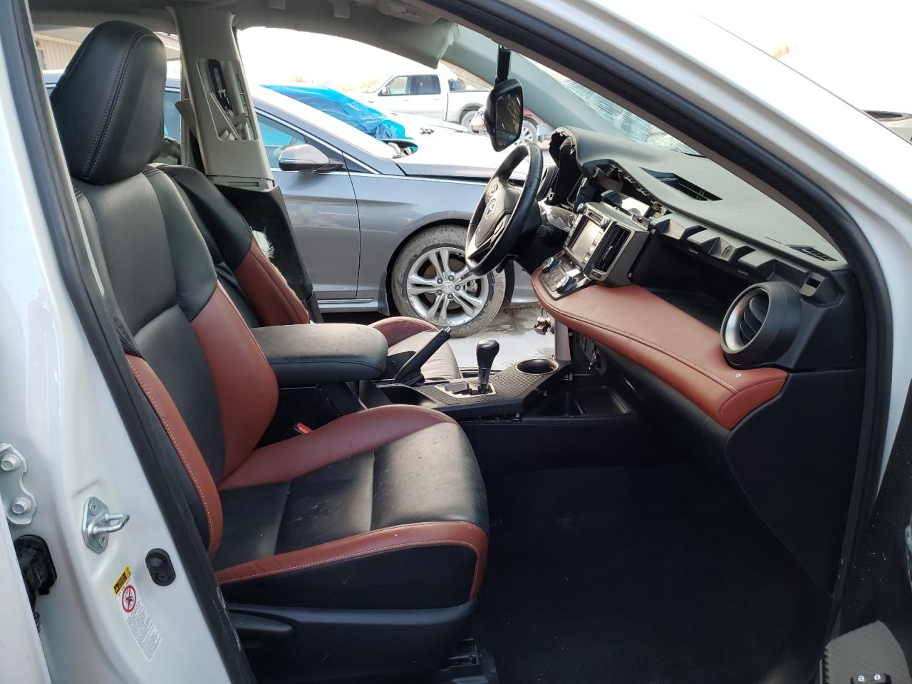 Photo 5 from auction – 2015 TOYOTA RAV4 LIMIT with VIN JTMYFREV3FJ026282