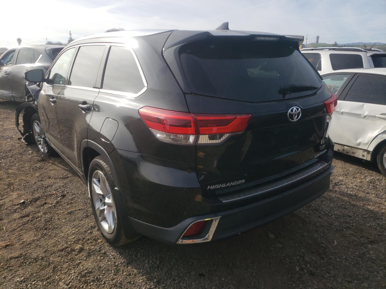 Photo 3 from auction – 2017 TOYOTA HIGHLANDER with VIN 5TDDZRFH1HS417757