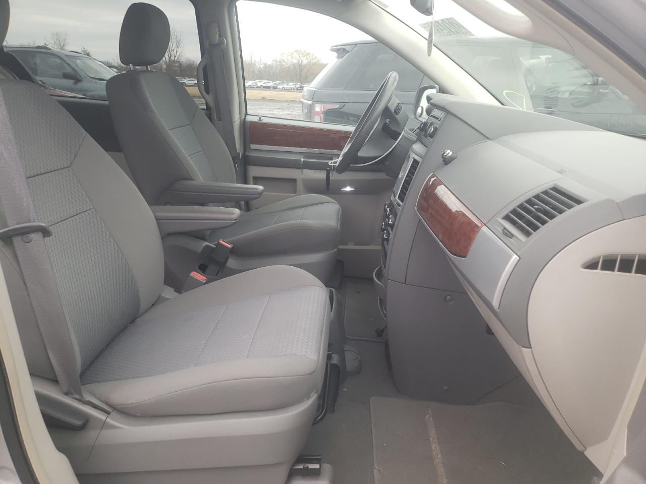 Photo 5 from auction – 2009 CHRYSLER TOWN & COU with VIN 2A8HR541X9R558099