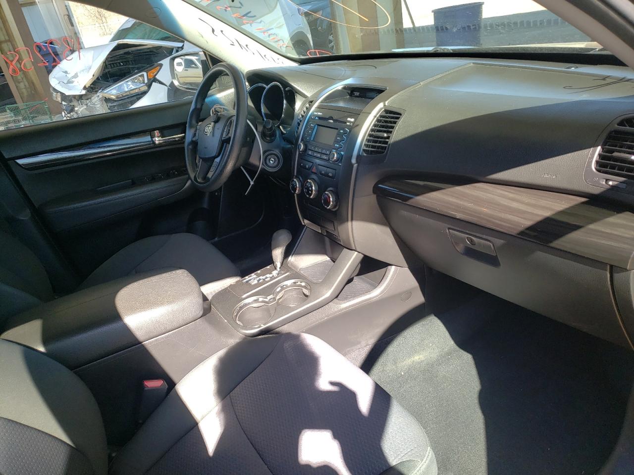 Photo 5 from auction – 2013 KIA SORENTO LX with VIN 5XYKTDA20DG348338