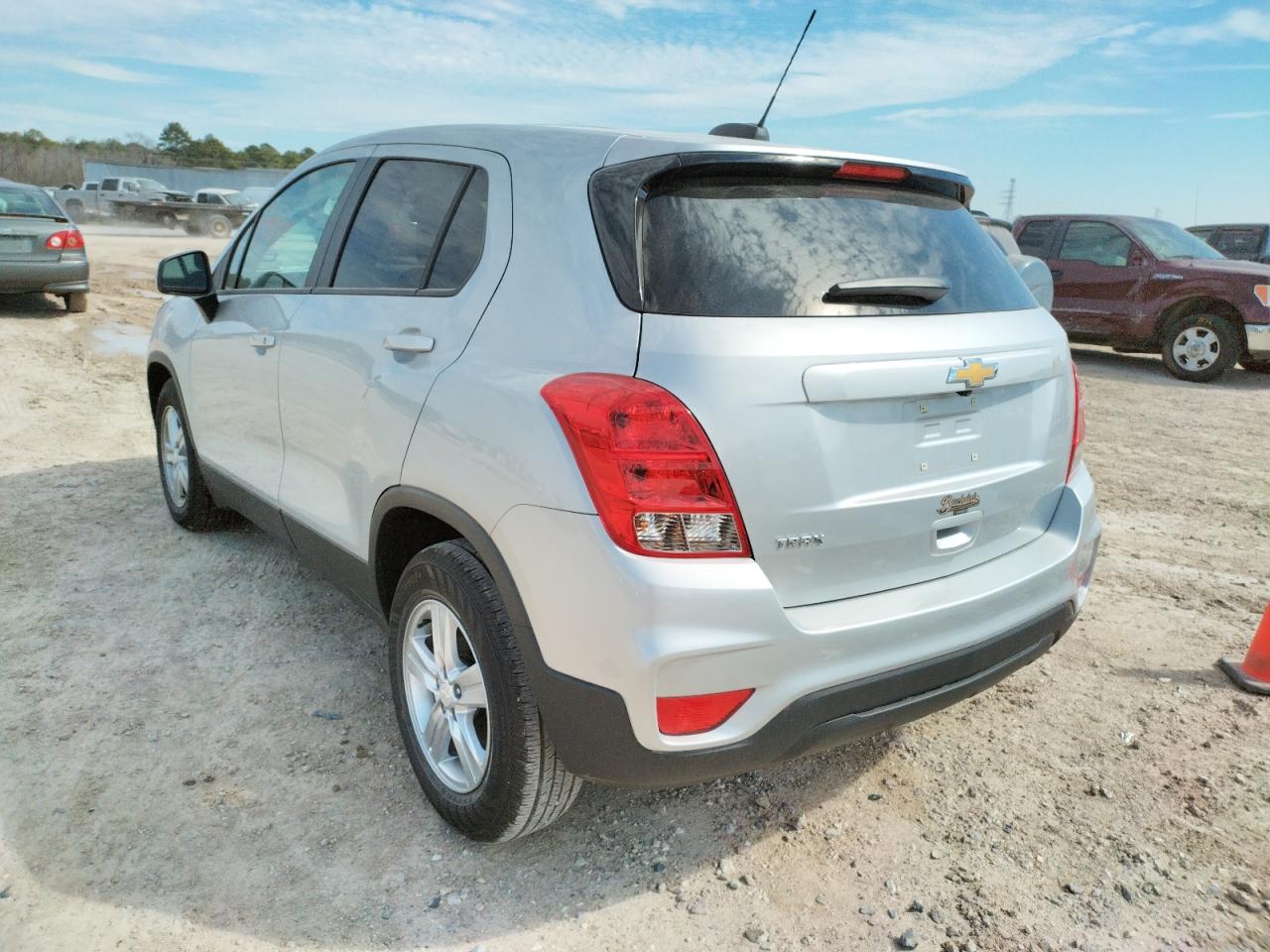 Photo 3 from auction – 2020 CHEVROLET TRAX LS with VIN 3GNCJKSB1LL321354