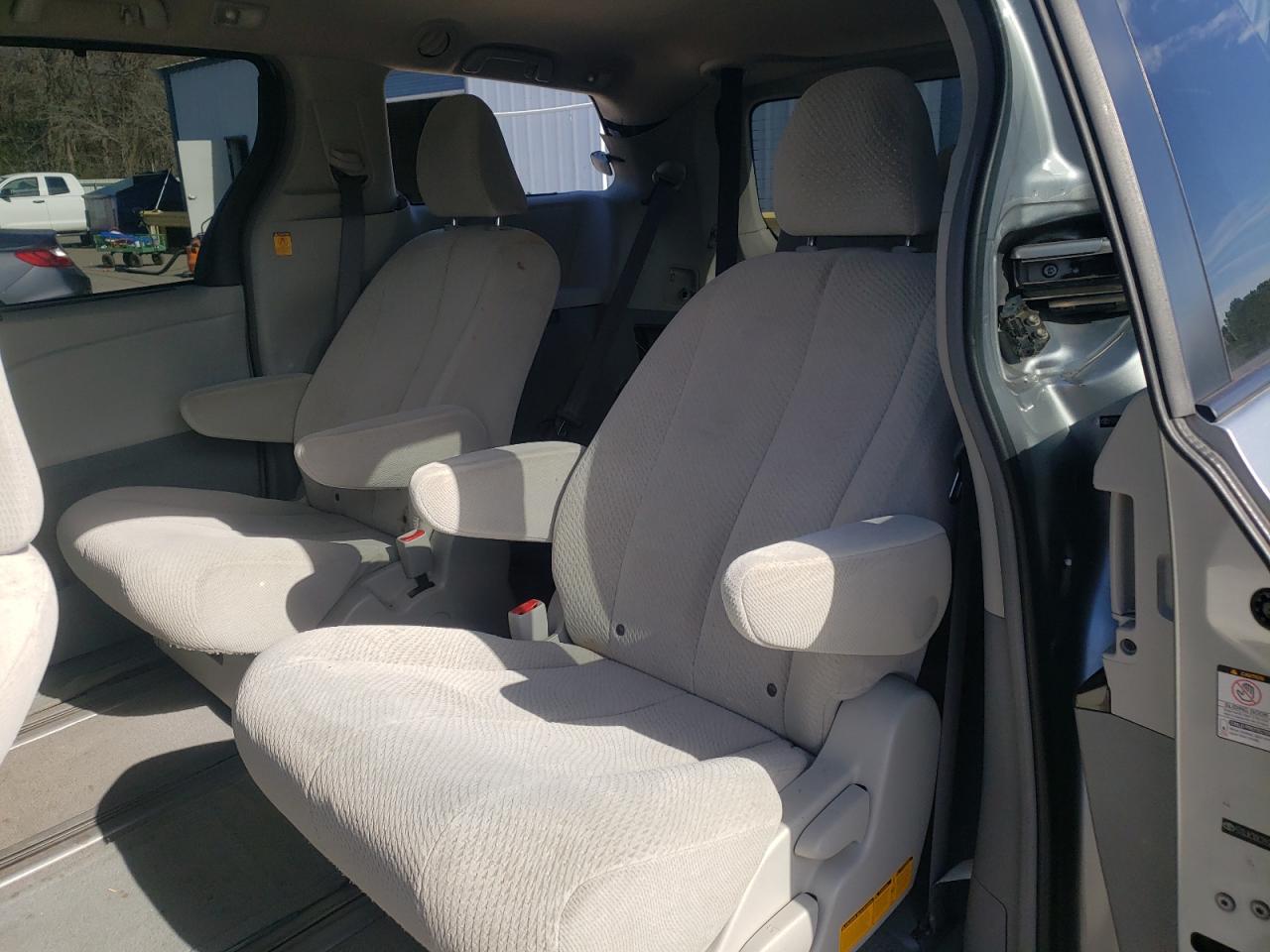 Photo 6 from auction – 2011 TOYOTA SIENNA LE with VIN 5TDJK3DC2BS008265
