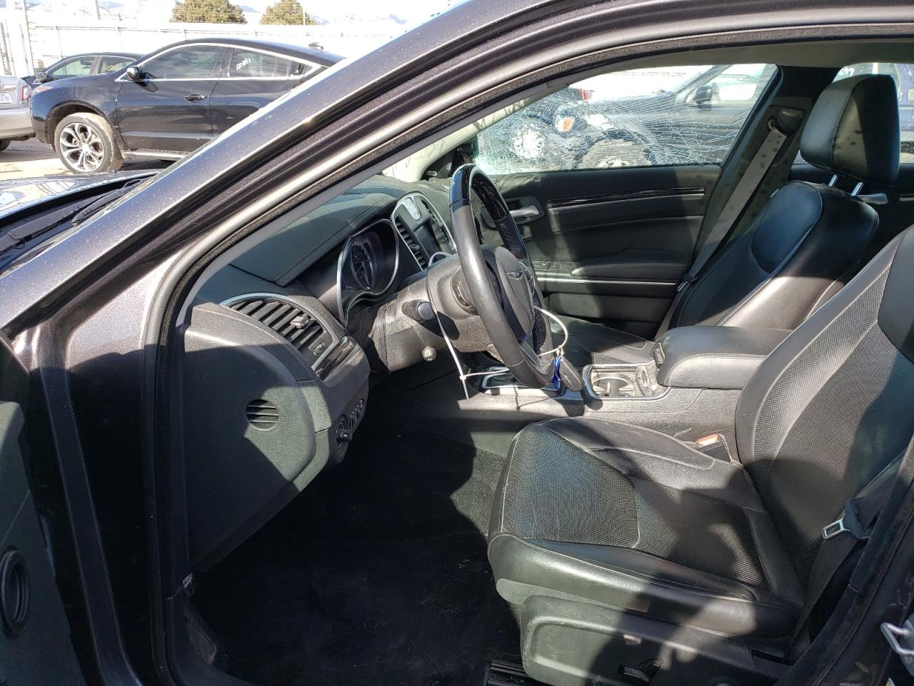 Photo 5 from auction – 2019 CHRYSLER 300 LIMITE with VIN 2C3CCAKG9KH586673