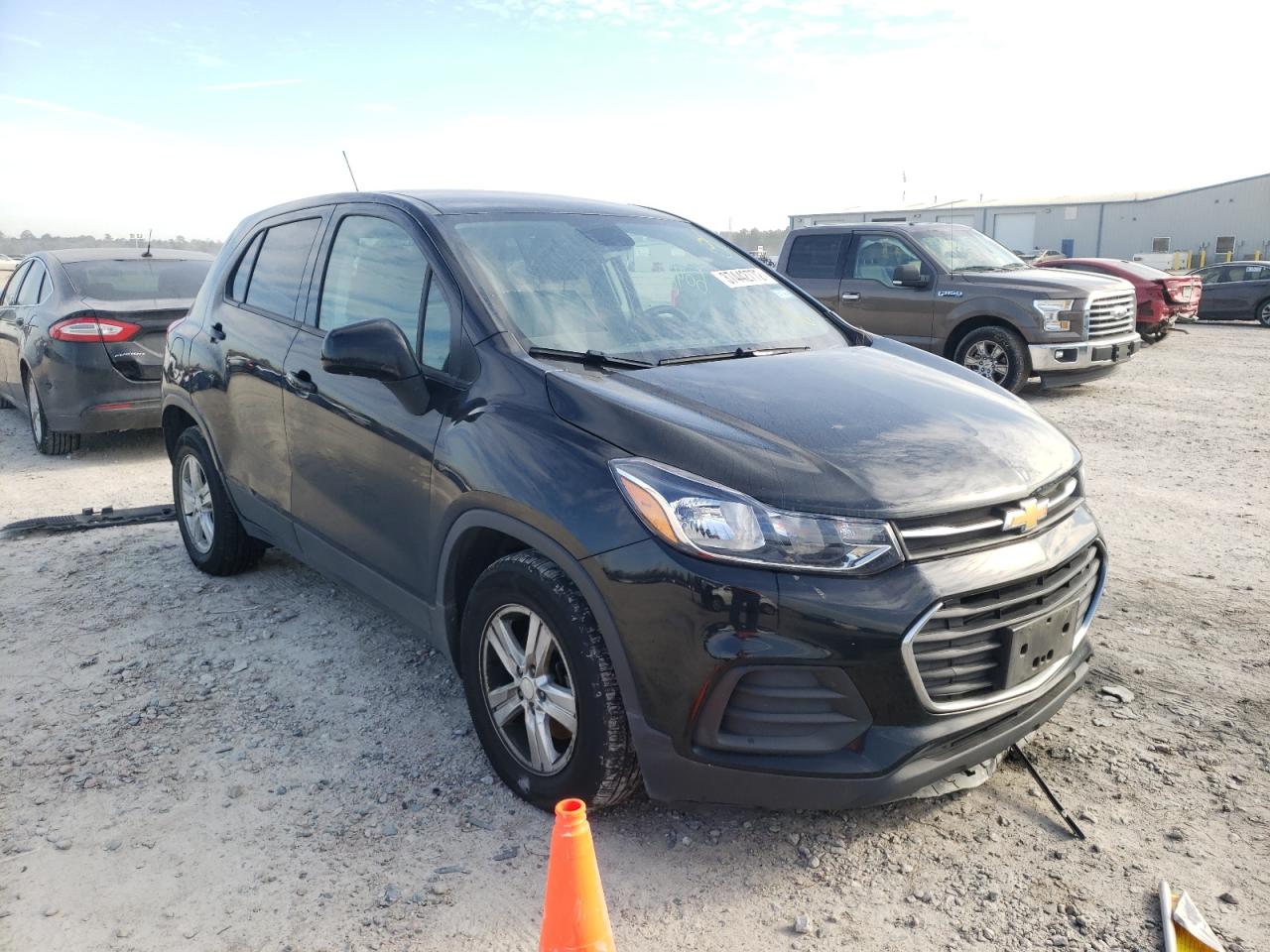 CHEVROLET TRAX LS 2019 with VIN 3GNCJKSB2KL263379 - Photo from auction