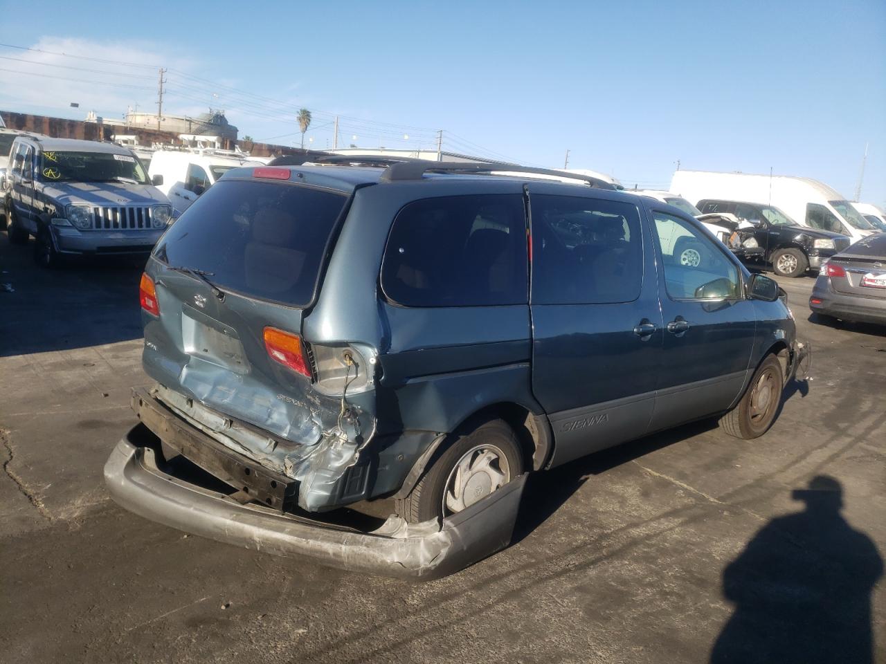 Photo 4 from auction – 2000 TOYOTA SIENNA LE with VIN 4T3ZF13C5YU247796