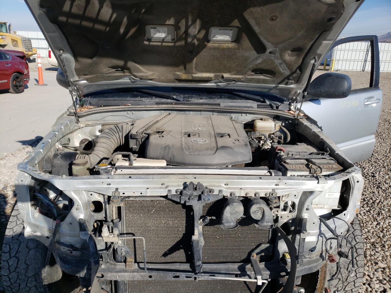Photo 7 from auction – 2005 TOYOTA 4RUNNER SR with VIN JTEBU14R950072684