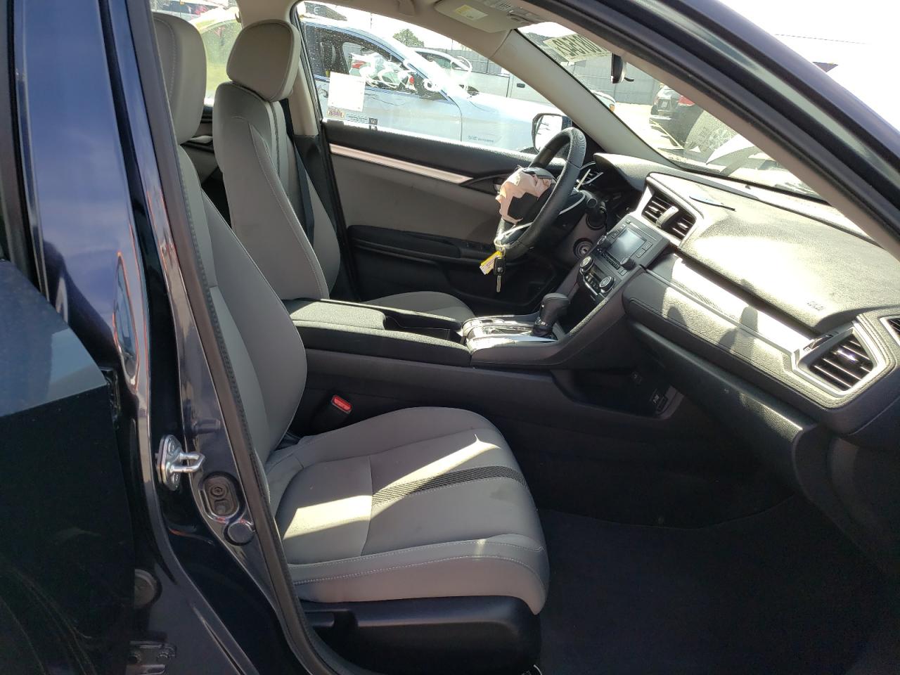 Photo 5 from auction – 2017 HONDA CIVIC LX with VIN 2HGFC2F53HH567165