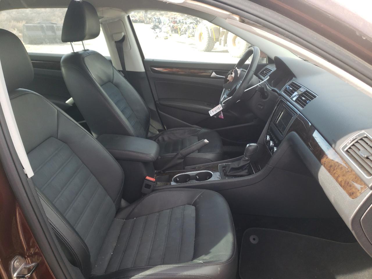 Photo 5 from auction – 2014 VOLKSWAGEN PASSAT SEL with VIN 1VWCN7A34EC087940