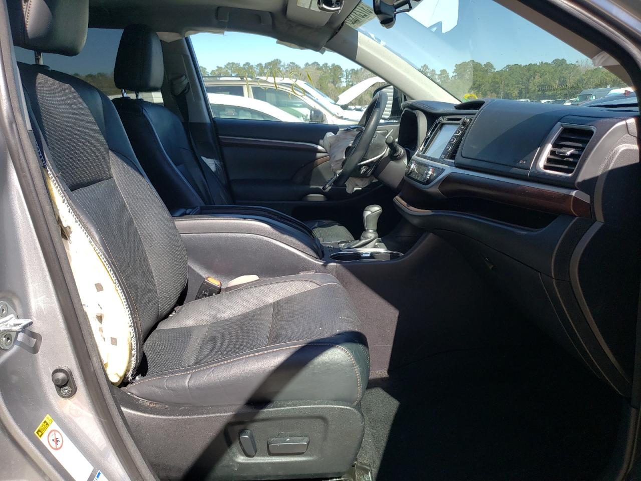 Photo 5 from auction – 2016 TOYOTA HIGHLANDER with VIN 5TDDKRFH6GS276851