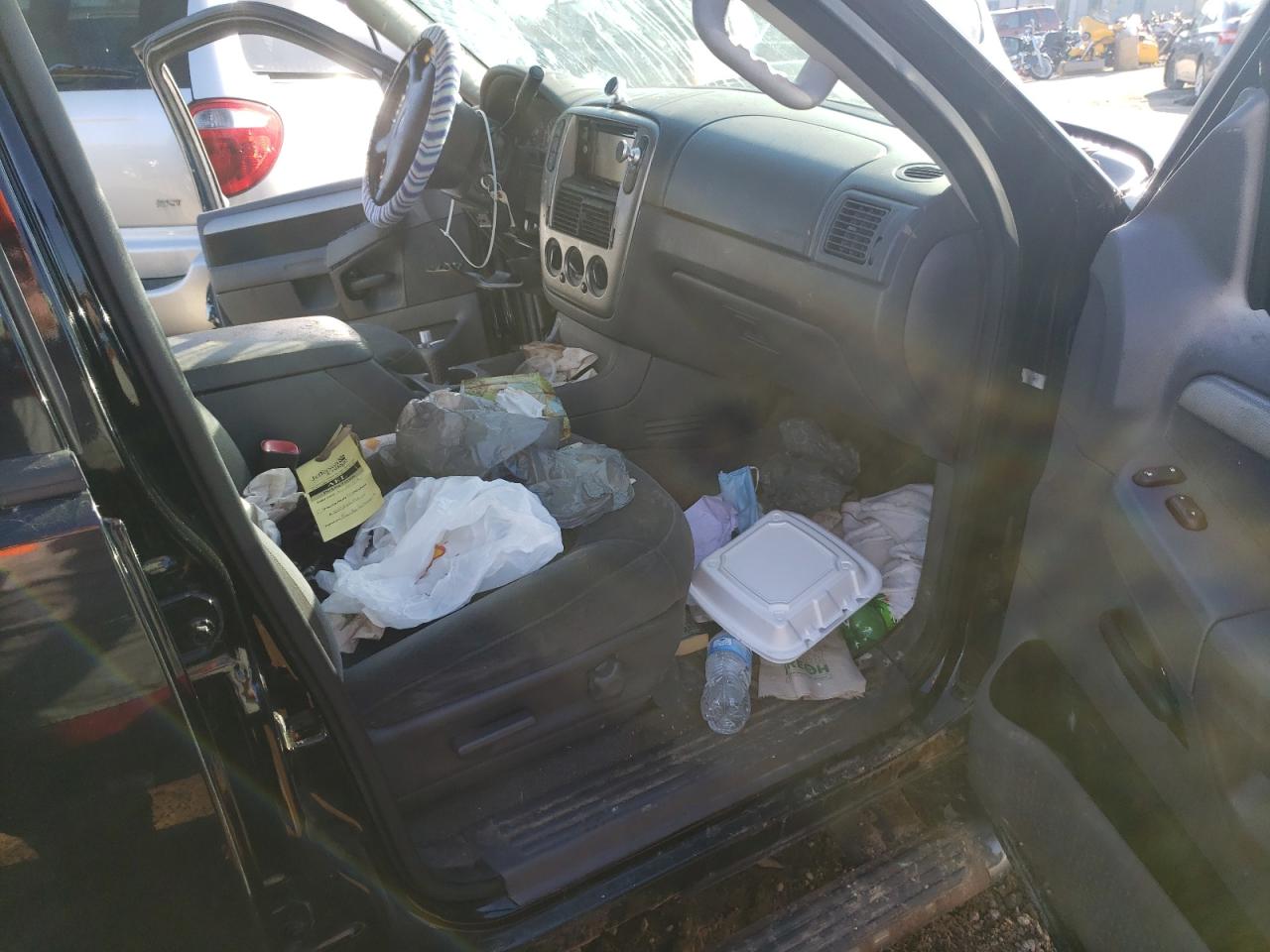 Photo 5 from auction – 2003 FORD EXPLORER X with VIN 1FMZU73K53ZB48951