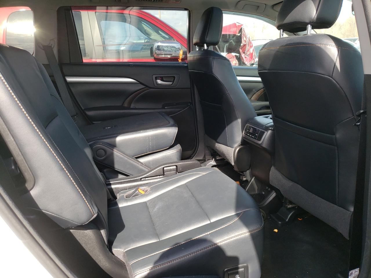 Photo 6 from auction – 2018 TOYOTA HIGHLANDER with VIN 5TDJZRFH5JS491059