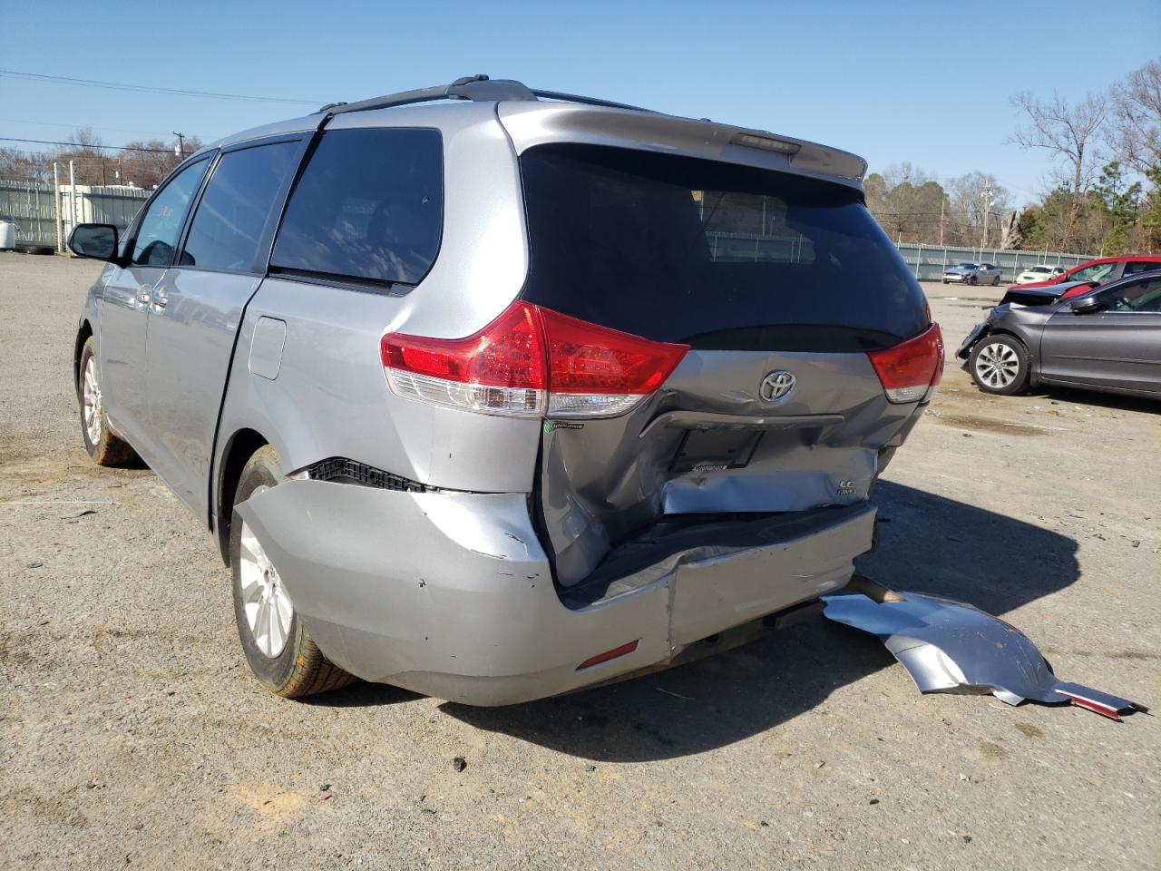 Photo 3 from auction – 2011 TOYOTA SIENNA LE with VIN 5TDJK3DC2BS008265