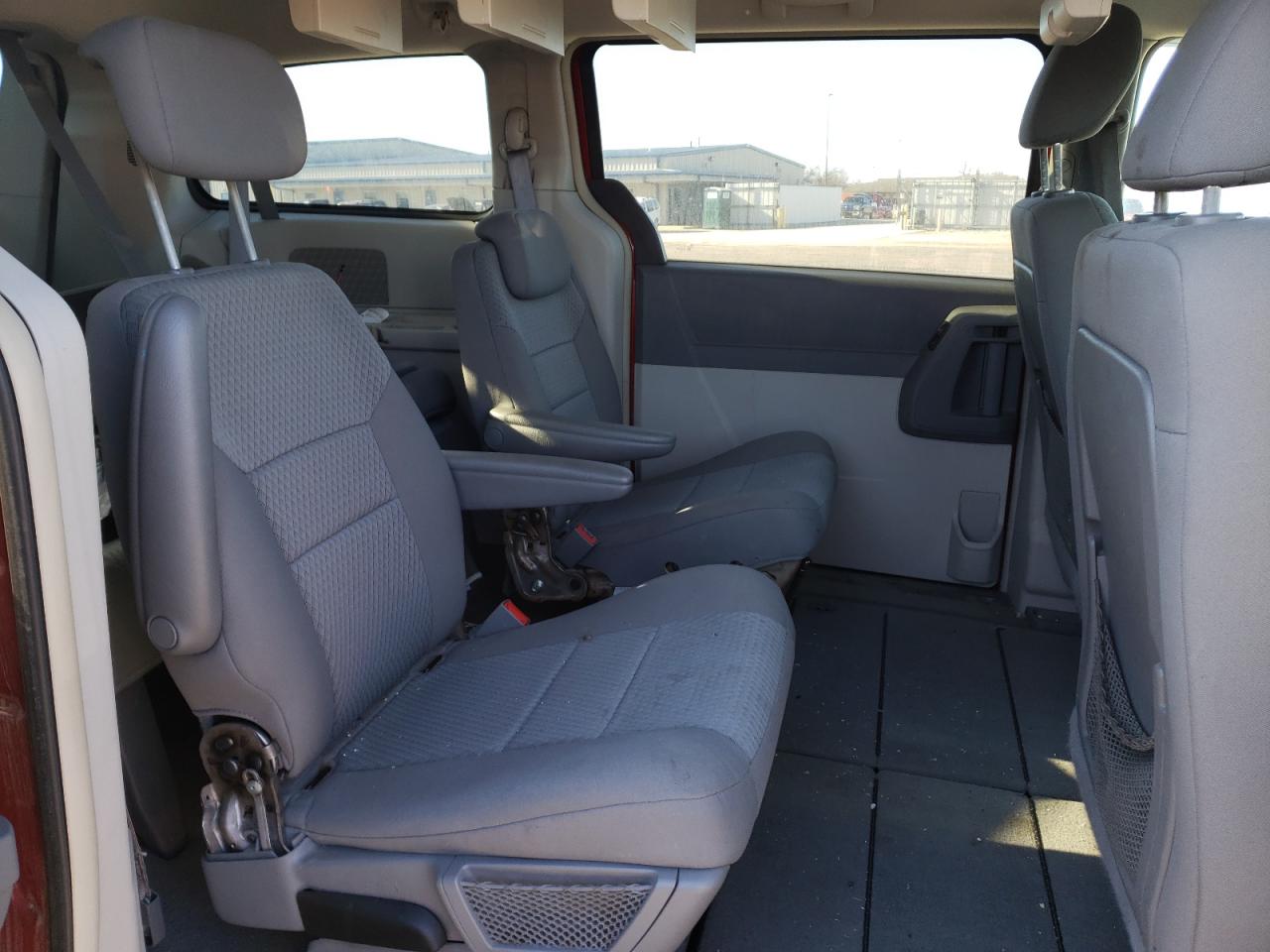 Photo 6 from auction – 2010 CHRYSLER TOWN & COU with VIN 2A4RR5D11AR104267