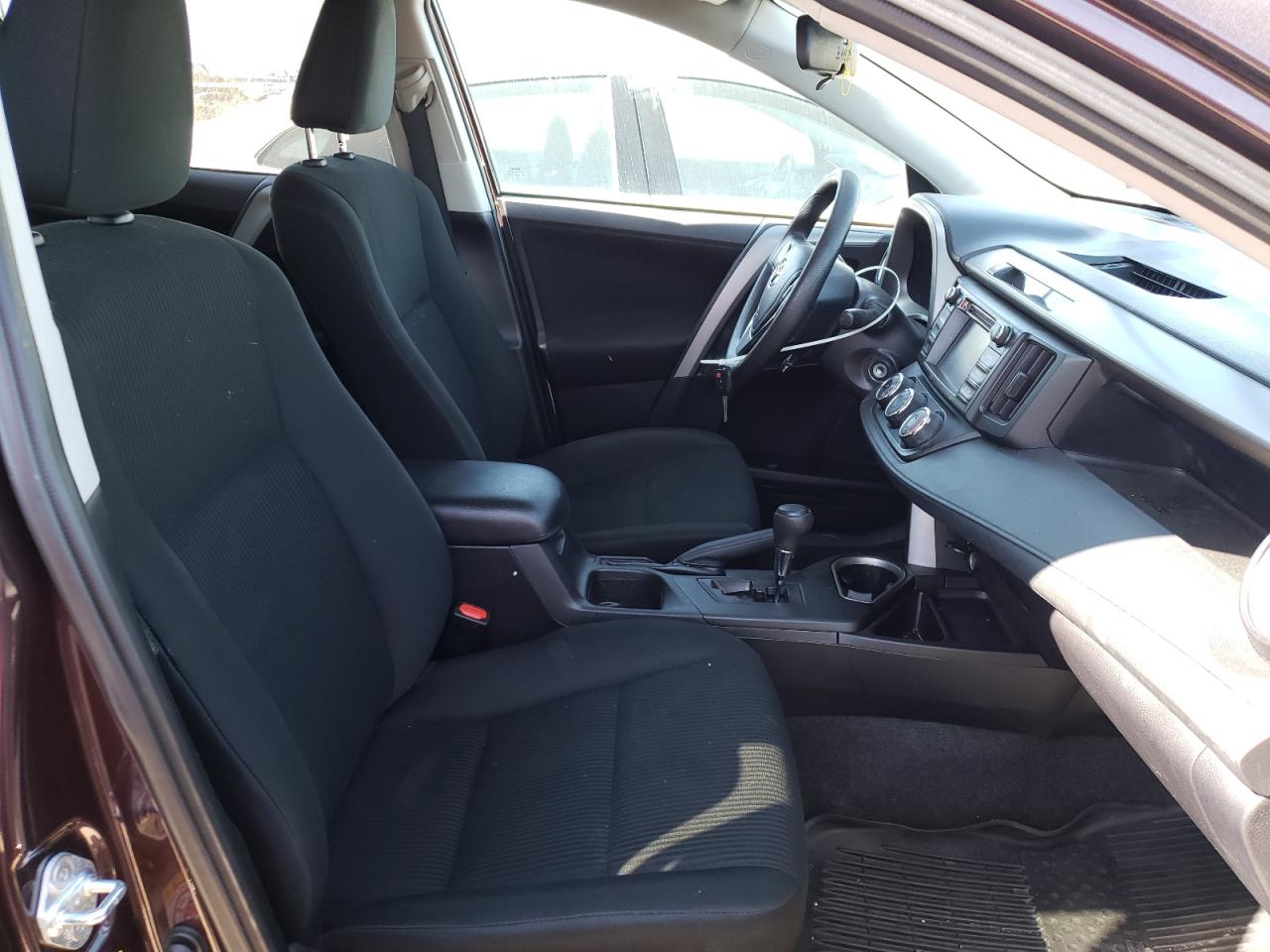 Photo 5 from auction – 2017 TOYOTA RAV4 LE with VIN 2T3BFREV4HW607672