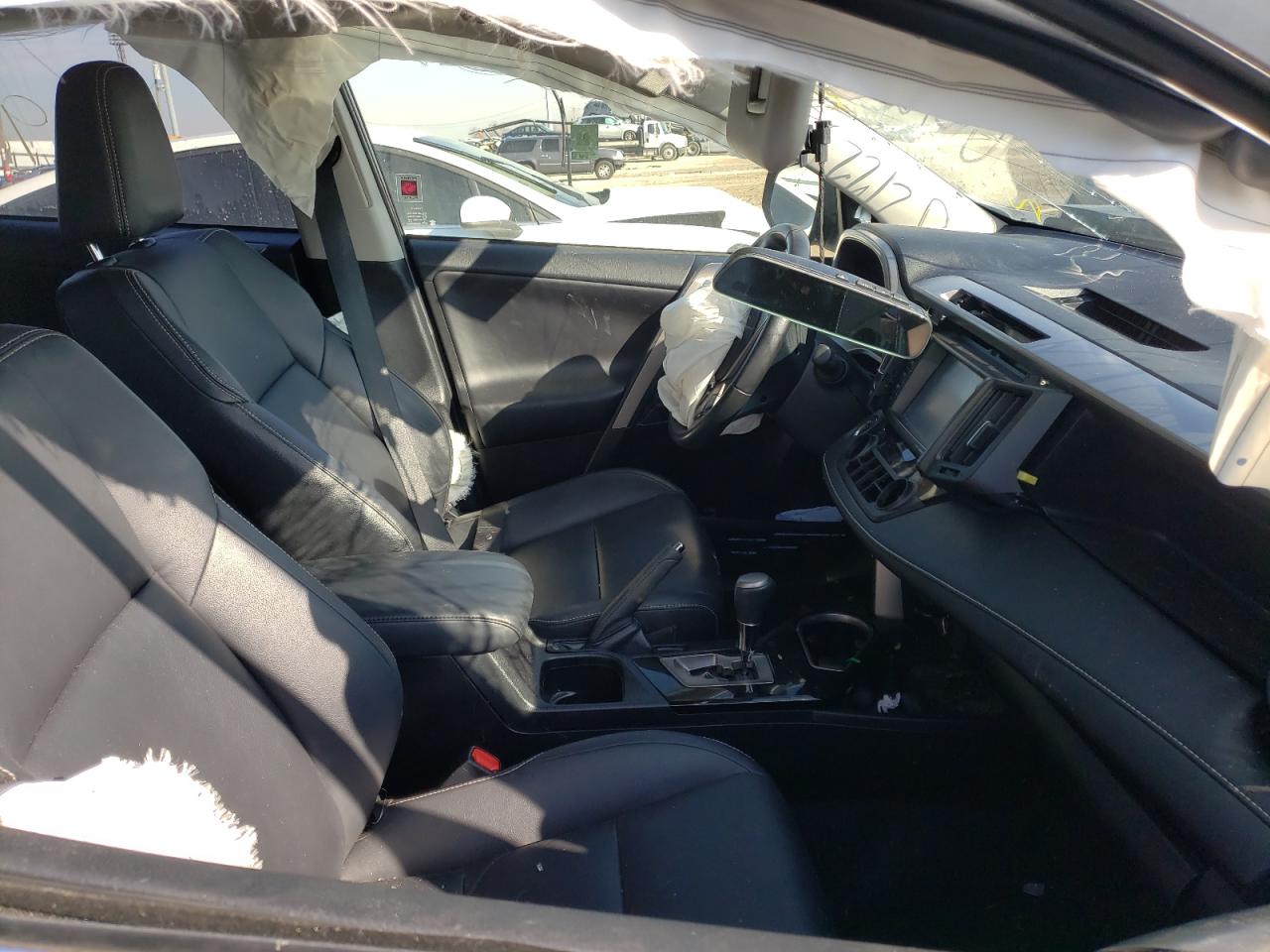 Photo 5 from auction – 2018 TOYOTA RAV4 LIMIT with VIN JTMDFREV1JJ736613