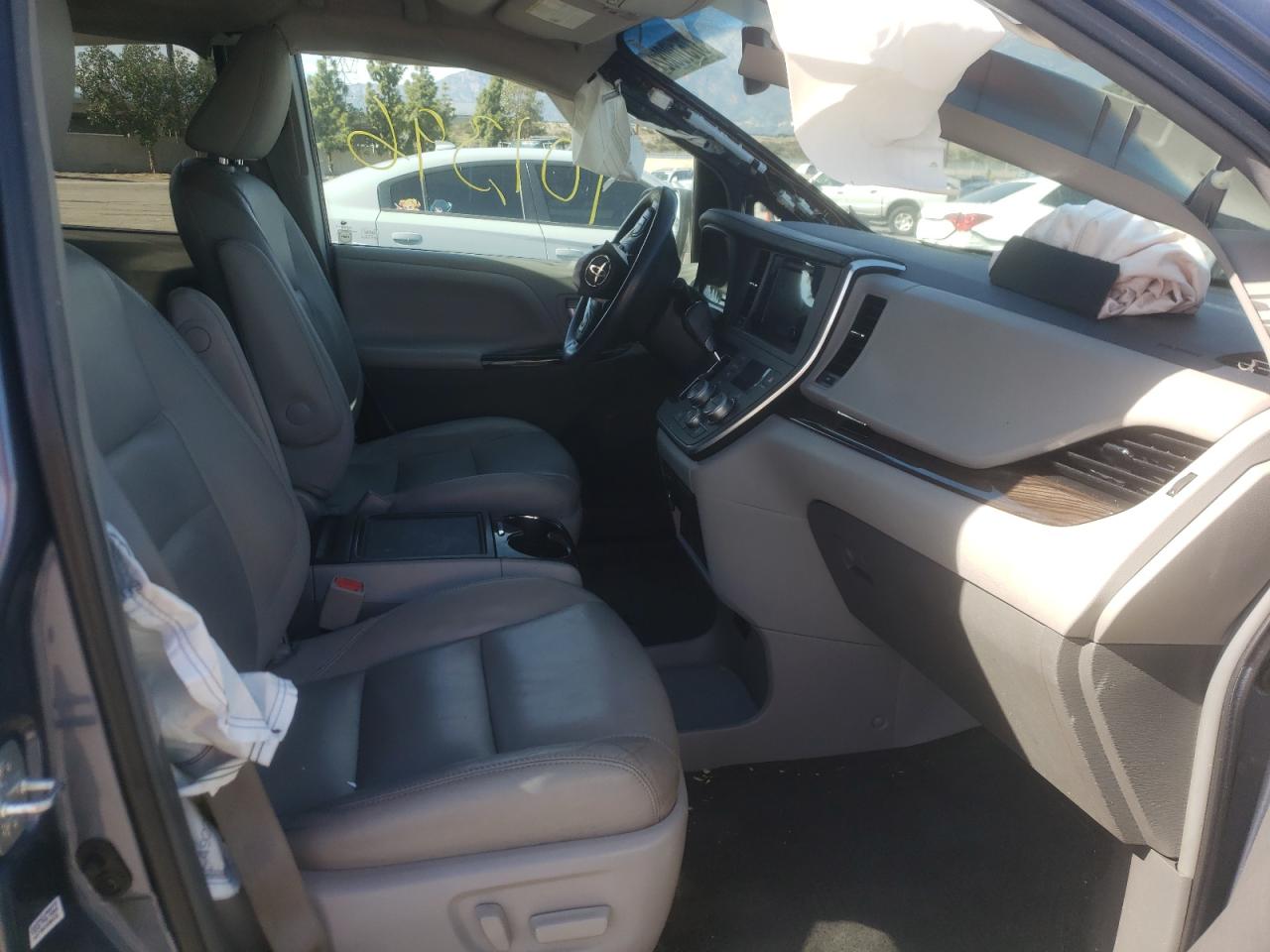 Photo 5 from auction – 2015 TOYOTA SIENNA XLE with VIN 5TDYK3DC5FS575459