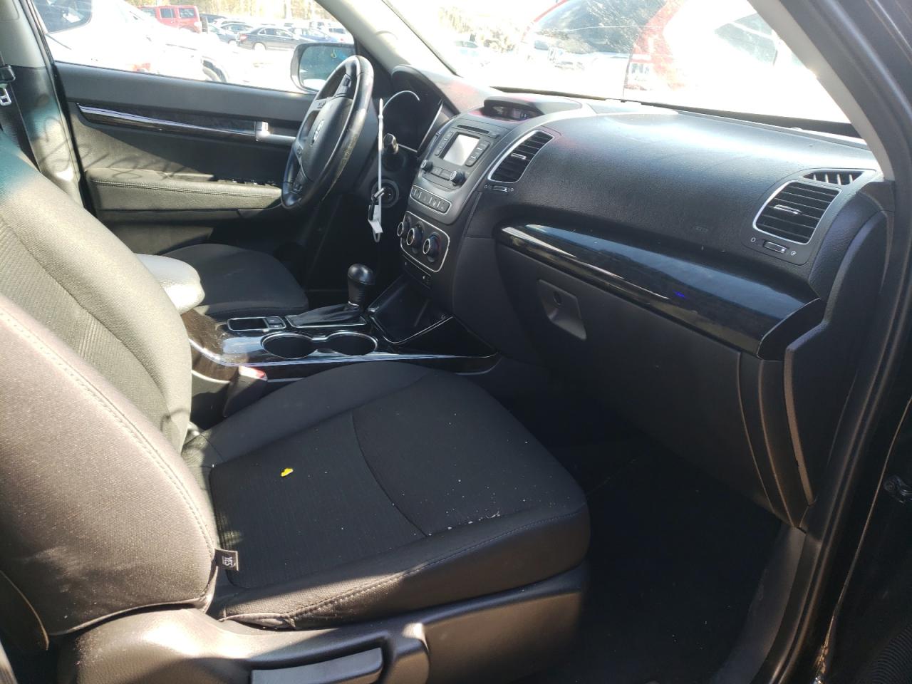 Photo 5 from auction – 2015 KIA SORENTO LX with VIN 5XYKTCA65FG604554