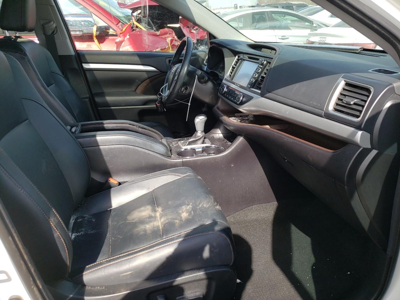 Photo 5 from auction – 2018 TOYOTA HIGHLANDER with VIN 5TDJZRFH5JS491059